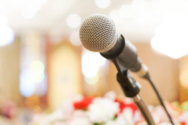 Soyut bulanık konferans salonu iş semineri üzerine mikrofon.