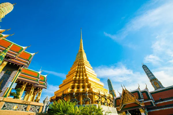 Zümrüt Buda 'nın saray tapınağı. Bangkok Tayland' a seyahat.
