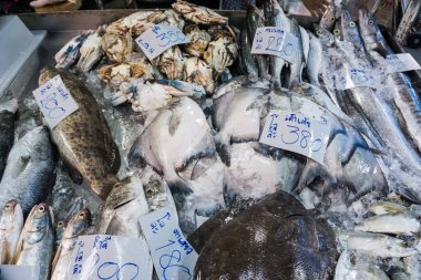 Balık yengeç ve karides pazarında taze deniz ürünleri satılıyor.
