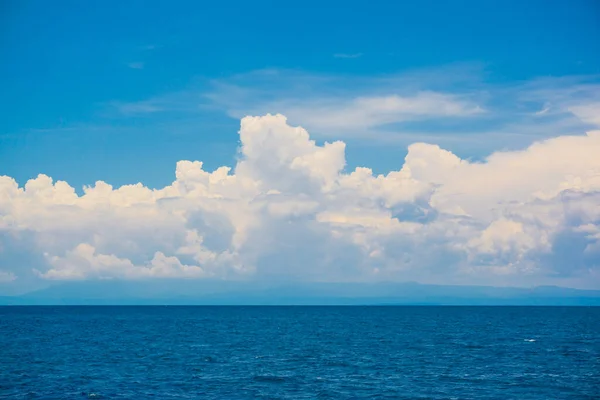 Djupt Blått Hav Med Himmel Moln Natur Landskap Sommar Semester — Stockfoto