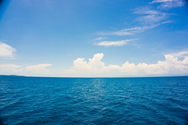 Mer Bleu Profond Avec Ciel Nuage Nature Paysage Vacances Été — Photo