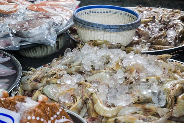 Los Mariscos Frescos Venden Grupo Mercado Calamares Pescado Fondo Camarones — Foto de Stock