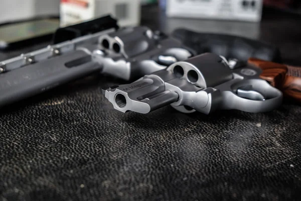 Kurzer Und Langer Lauf Der Magnum Revolver Edelstahlpistole Persönliches Verteidigungskonzept — Stockfoto