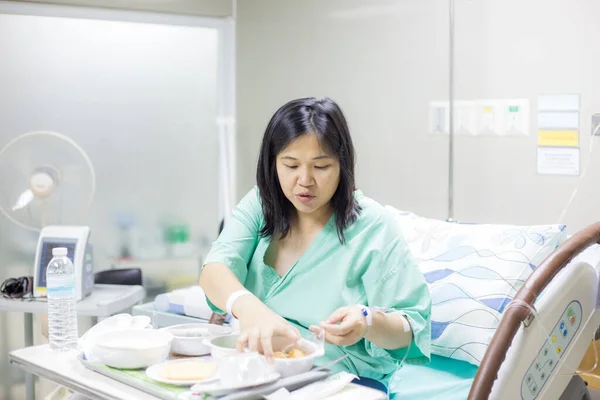 Счастливая Женщина Пациент Наслаждаясь Едой Больничной Койке Пациент Больничная Концепция — стоковое фото