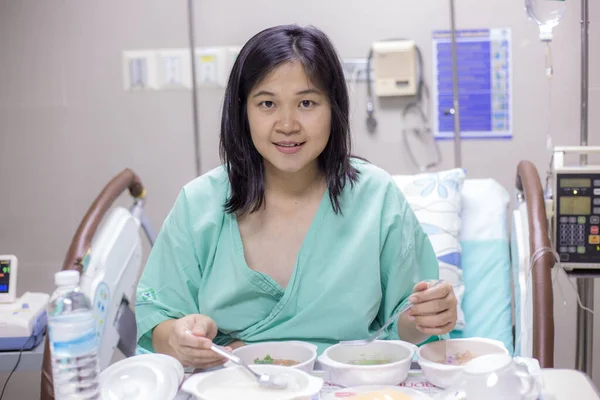 Mujer Feliz Paciente Disfrutando Comida Cama Hospital Paciente Concepto Hospital —  Fotos de Stock