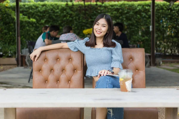 Belles Femmes Buvant Café Glacé Tasse Plastique Dans Café — Photo