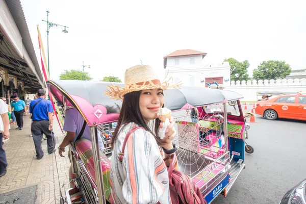 Belle Donne Mangiano Gelato Mentre Viaggiano Nello Stile Vita Urbano — Foto Stock