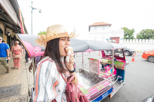 Beautiful Women Eat Ice Cream While Travel Urban City Lifestyle — Stock Photo, Image