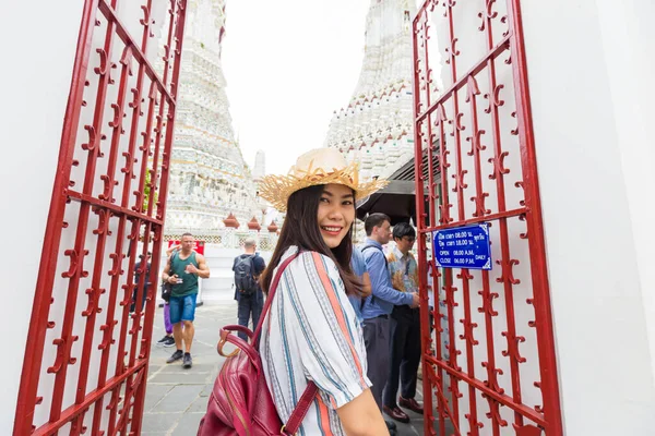 Nők Viselnek Nyári Kalap Séta Templomban Hajnal Wat Arun Bangkok — Stock Fotó