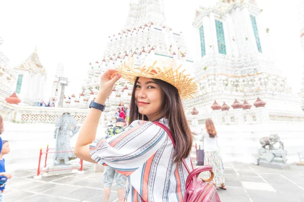 Mulheres Usam Chapéu Verão Andando Para Viajar Templo Madrugada Wat — Fotografia de Stock
