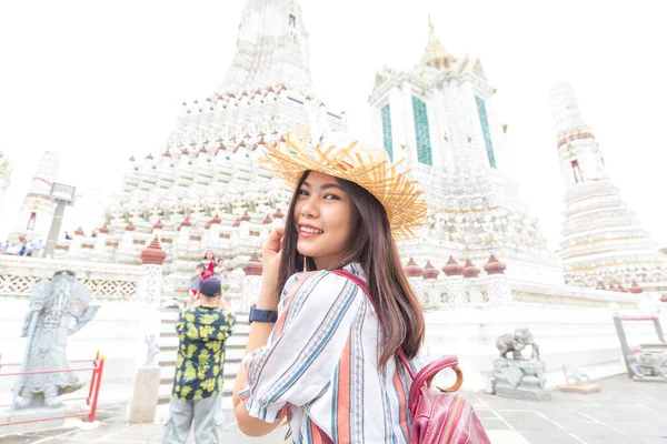 Mulheres Usam Chapéu Verão Andando Para Viajar Templo Madrugada Wat — Fotografia de Stock