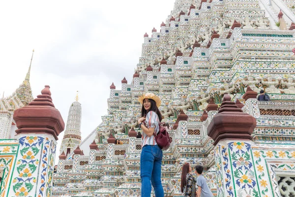 Mulheres Usam Chapéu Verão Andando Para Viajar Templo Madrugada Wat — Fotografia de Stock