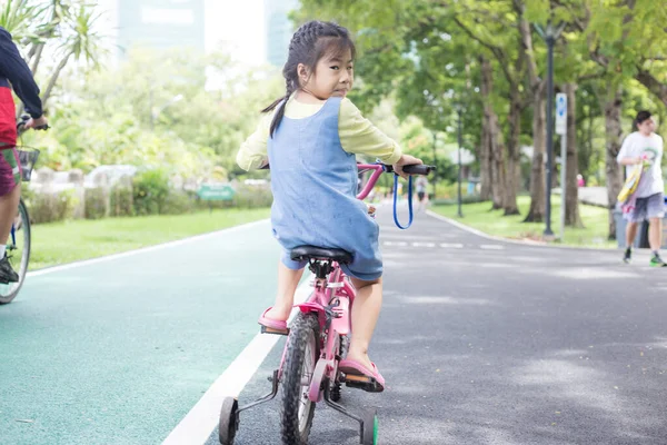 Dívka Kole Veřejném Parku Příroda Rekreační Aktivity — Stock fotografie