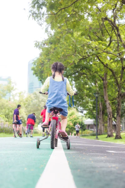 Meisje Met Fiets Stadspark Natuur Recreatie Activiteit — Stockfoto