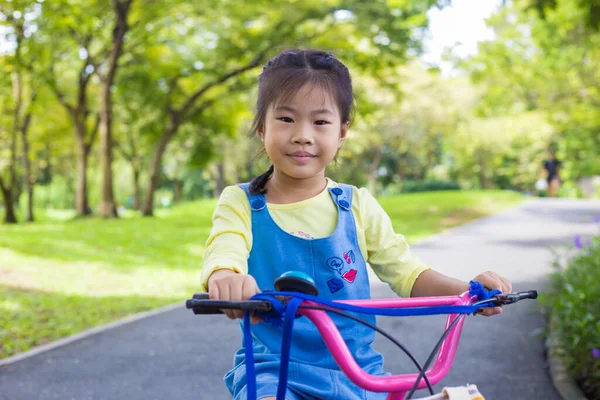 Meisje Met Fiets Stadspark Natuur Recreatie Activiteit — Stockfoto