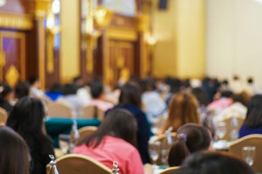 Konferans salonundaki seminer odasında oturan iş adamlarının bulanık geçmişi, iş eğitimi kavramı