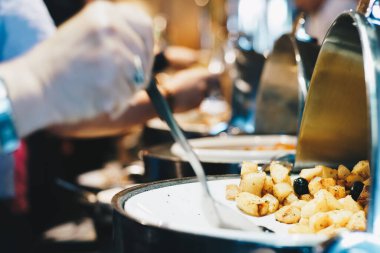 Bir sürü insan açık büfeyi, yemeği, yemek seçeneğini, otel büfesinde yemek yemeyi seviyor.