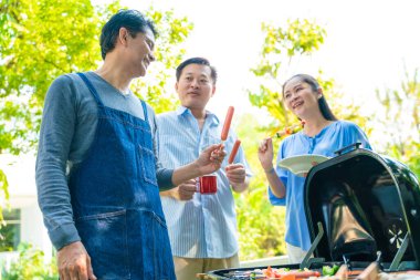 Son sınıf yemekleriniz kutlu olsun. Bahçede barbekü partisi veriliyor.