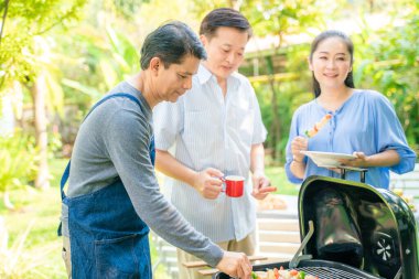 Son sınıf yemekleriniz kutlu olsun. Bahçede barbekü partisi veriliyor.