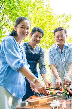 Son sınıf yemekleriniz kutlu olsun. Bahçede barbekü partisi veriliyor.