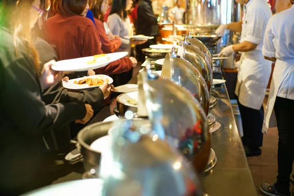 Gruppe Von Menschen Greift Nach Einem Buffet Mit Selbstbedienung Auf — Stockfoto