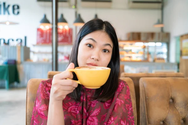 Mooie Aziatische Vrouwen Houden Hete Latte Kunst Koffie Beker Zitten — Stockfoto