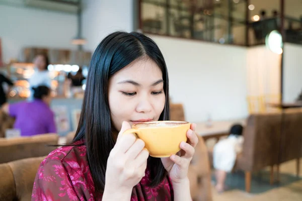 Hermosa Asiática Mujeres Celebrar Caliente Latte Arte Café Taza Sentado —  Fotos de Stock