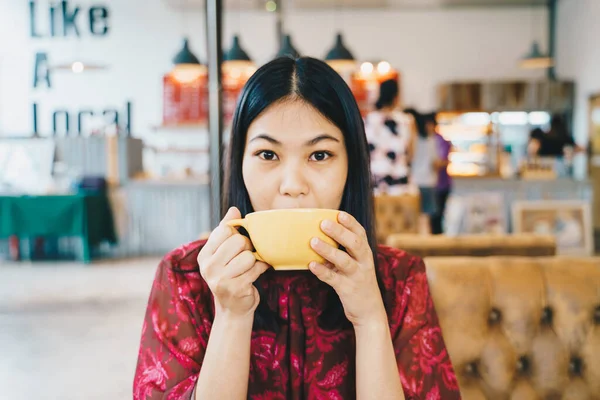 Hermosa Asiática Mujeres Celebrar Caliente Latte Arte Café Taza Sentado —  Fotos de Stock