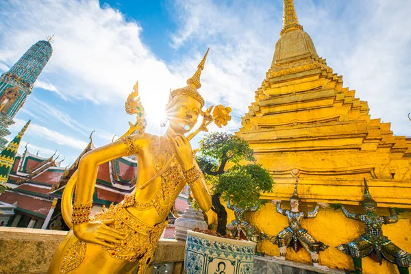 エメラルド仏寺の美しさ重要な仏教寺院とバンコク タイの有名な観光地 — ストック写真