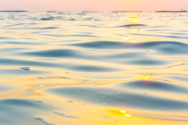 要旨ぼやけた海の波バッハ日没暖かい光新しい希望の概念 — ストック写真