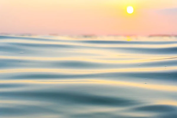 Bulanık Deniz Dalgası Gün Batımını Sıcak Işığı Yeni Umut Kavramını — Stok fotoğraf