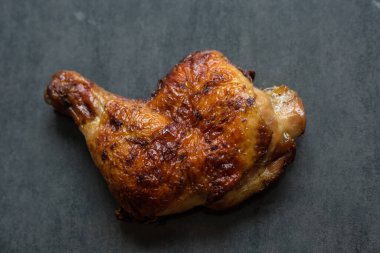 Siyah tabakta ızgara tavuk filetosu. Beton arka plan yiyecek nesnesinde servis ediliyor.