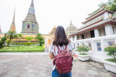 Sırt çantalı güzel Asyalı turist kadınlar Wat Pho Budist tapınağı Bangkok Tayland 'a seyahat ediyor.