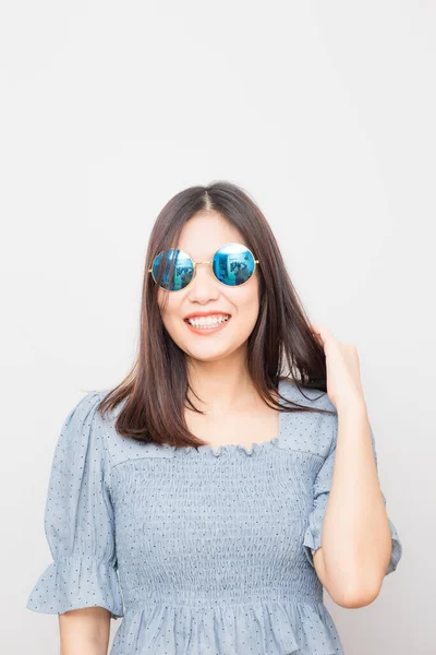 Attraktive Sexy Asiatische Frauen Mit Sonnenbrille Auf Weißem Hintergrund Sommerurlaub — Stockfoto