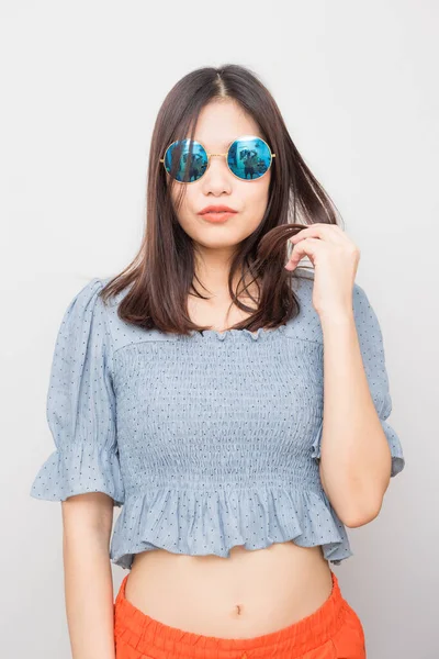 Привлекательные Сексуальные Азиатские Женщины Солнцезащитных Очках Белом Фоне — стоковое фото
