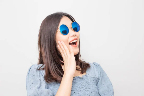 Mode Modell Asiatisk Flicka Inlägg Med Solglasögon Isolerade Över Vit — Stockfoto