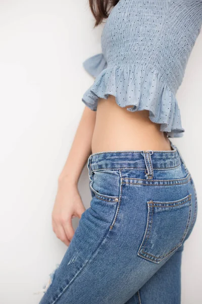 Kvinnans Kropp Smal Midja Bära Blå Jean Mode Vitt Med — Stockfoto