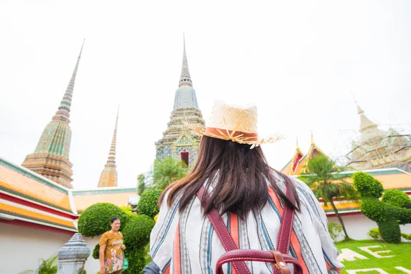Gyönyörű Ázsiai Turista Nők Hátizsák Utazás Wat Pho Buddhista Templom — Stock Fotó
