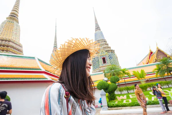 Piękne Azjatyckie Turystki Plecakiem Podróży Wat Pho Buddyjskiej Świątyni Bangkok — Zdjęcie stockowe