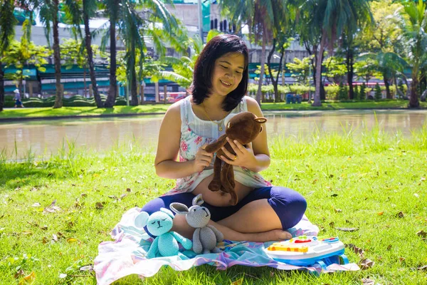 Retrato Feliz Grávida Ásia Mulher Olhando Para Dool Sentado Parque — Fotografia de Stock