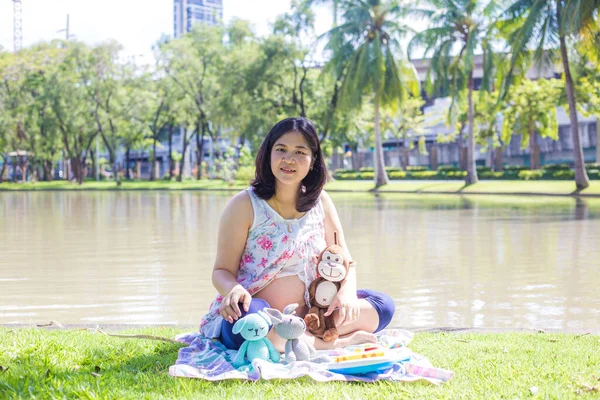 Porträtt Lycklig Gravid Asiatisk Kvinna Tittar Dool Sitter Park Vid — Stockfoto