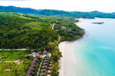 Tayland yaz tatilinde beyaz kumlu deniz turkuvaz su havası manzaralı.