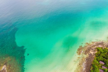 Tayland yaz tatilinde beyaz kumlu deniz turkuvaz su havası manzaralı.