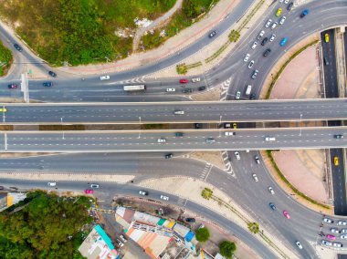 Otoyolu, yolu ve kavşağı olan modern şehir ulaşımı, çok katlı kavşak otoyolu üst görünümü.