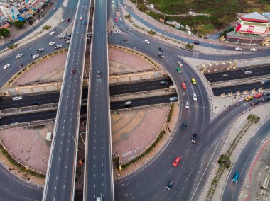 Otoyolu, yolu ve kavşağı olan modern şehir ulaşımı, çok katlı kavşak otoyolu üst görünümü.