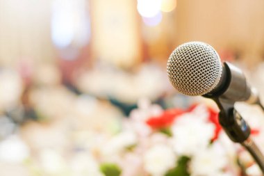 Toplantı odasındaki mikrofon kapanışı Bokeh ve iş geçmişi ile bulanıklaştırılmış