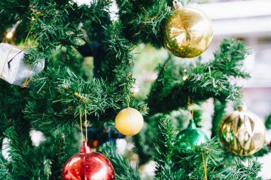 Çam ağacının dalında Noel ağacı süslemesi Mutlu yıllar