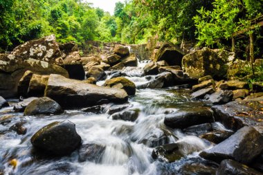 Koh Kood Adası Tayland 'daki tropikal yağmur ormanlarında kayalık bir şelale.