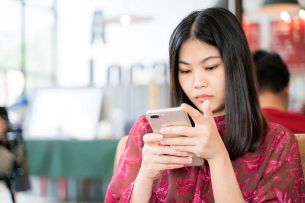 Красивые Азиатские Женщины Отправляют Сообщения Смартфоне Сидя Кофейне — стоковое фото
