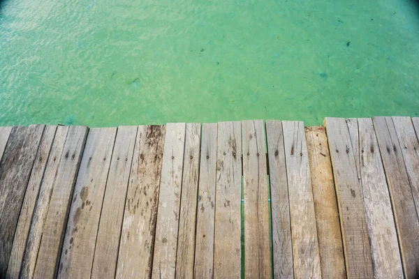 Piattaforma Legno Marrone Vuoto Accanto Mare Tropicale Spiaggia Estate Viaggi — Foto Stock